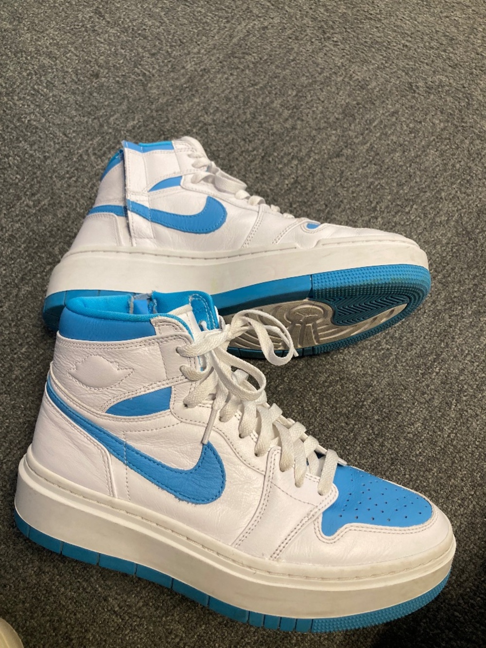 Like new womens 8.5 genuine leather mid top Nike sneakers